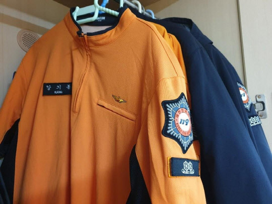 고 정희국 소방위의 사물함에 있던 고 강기봉 소방교의 근무복.[소방청·울산소방본부 제공]